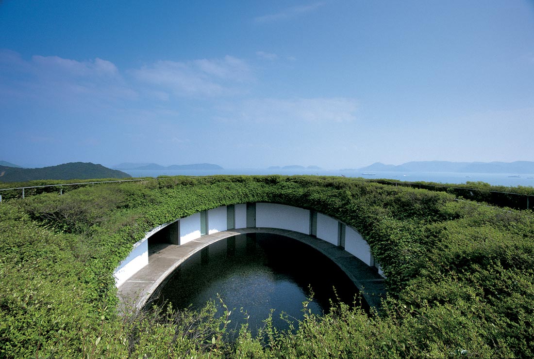 Benesse Museum z góry, Naoshima, Jponia. Artykuł o japońskiej wyspie sztuki Naoshima, na której można podziwiać japońską sztukę współczesną, Yayoi Kusama, Tadao Ando i innych. Muzeum Benesse Corporation na Naoshimie.