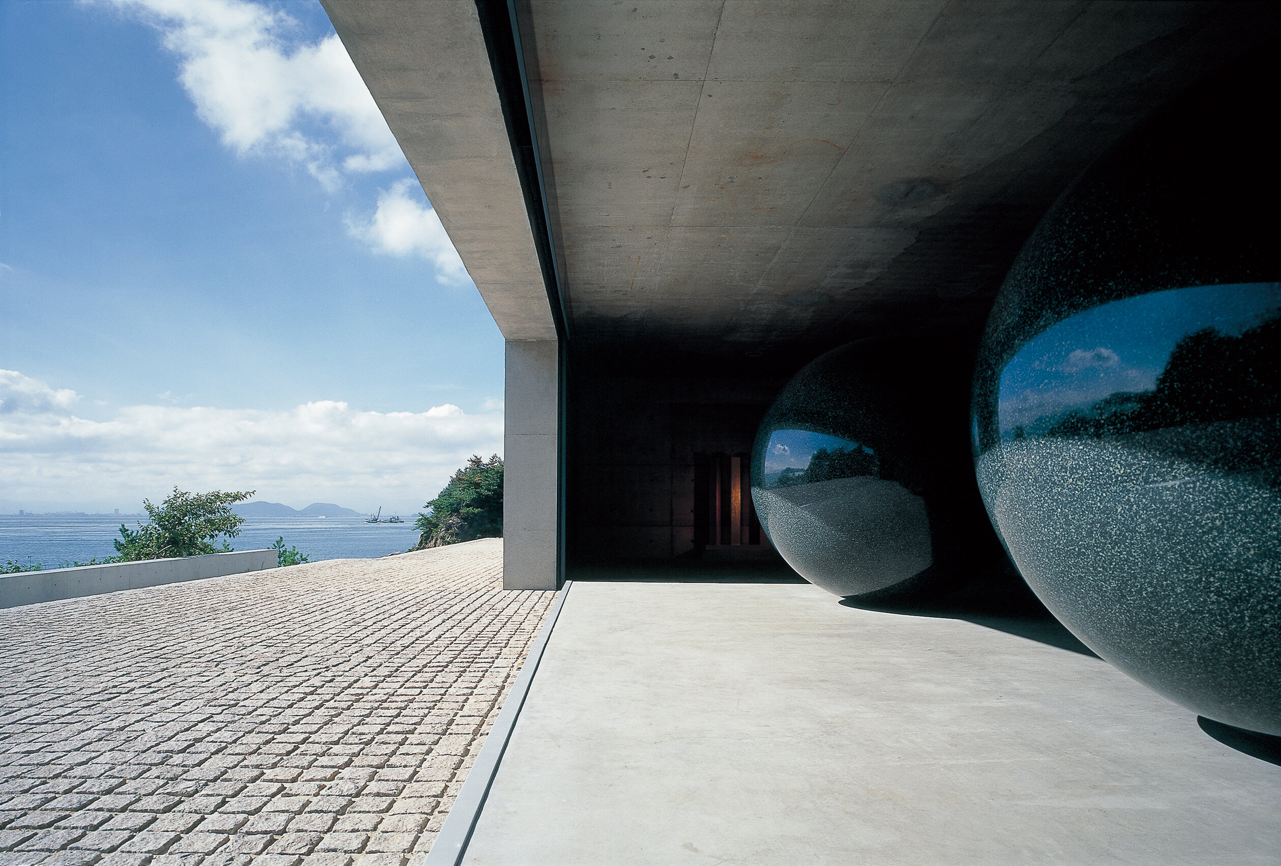 Kolejny ciekawy obiekt na Naoshimie, Japonia. Artykuł o japońskiej wyspie sztuki Naoshima, na której można podziwiać japońską sztukę współczesną, Yayoi Kusama, Tadao Ando i innych. Muzeum Benesse Corporation na Naoshimie.
