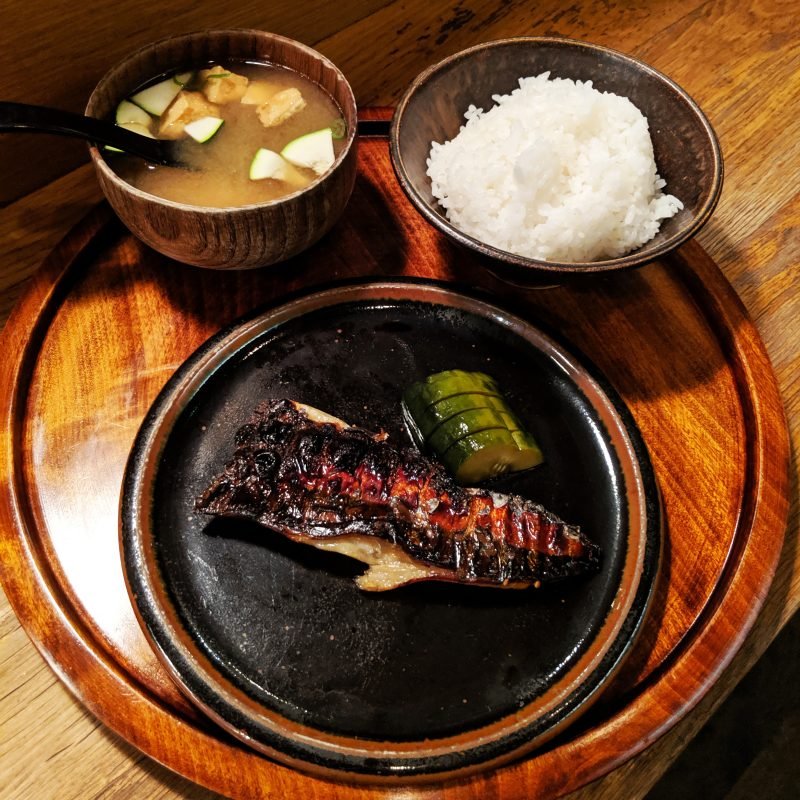 Zupa miso, grilowana ryba - śniadanie japońskie. Artykuł o 10 zdrowych rzeczach, które moglibyśmy się nauczyć ze współczesnej Japonii i wproowadzić w naszym, zachodnim życiu.