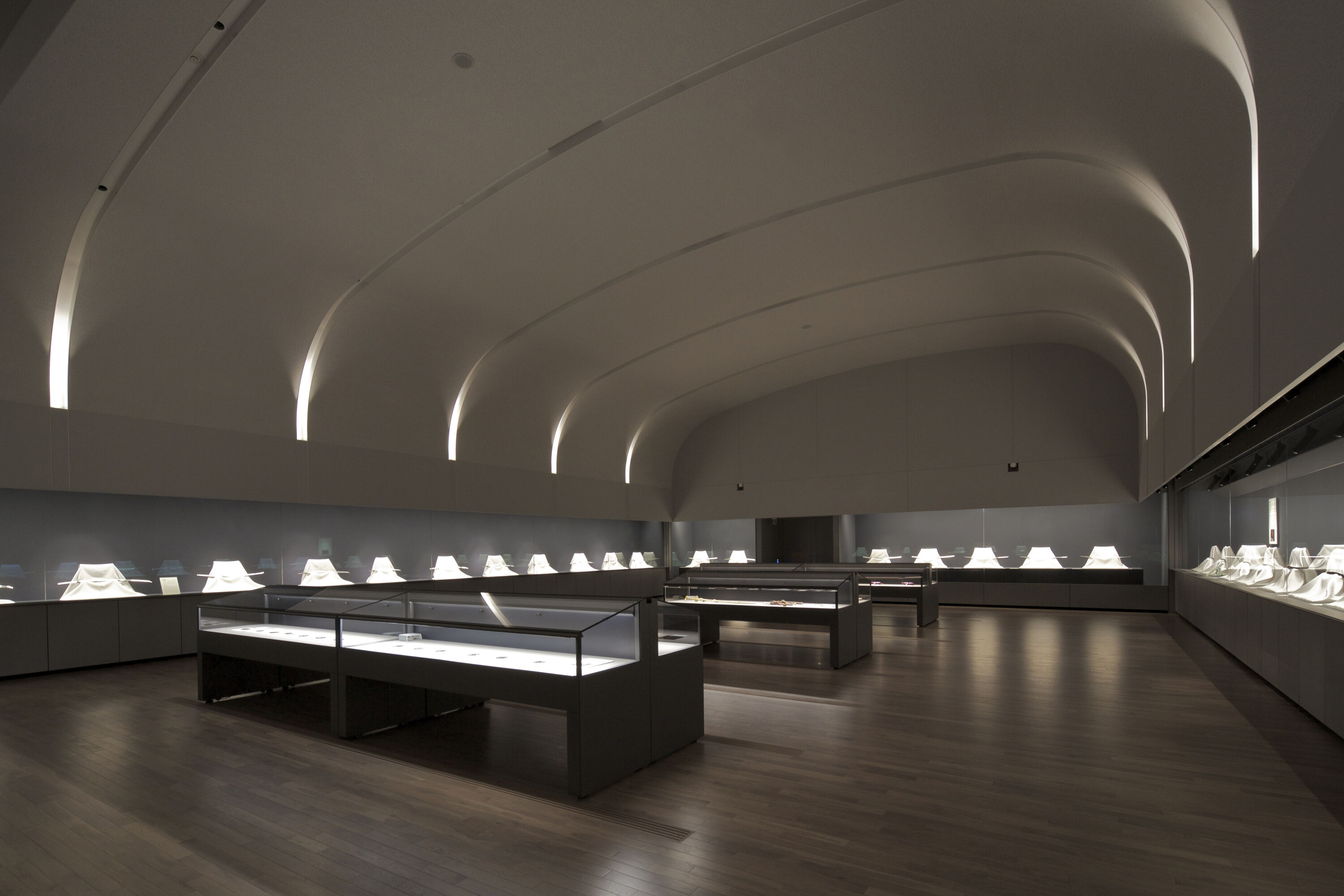 Współczesne muzeum miecza japońskiego. Esej o historii i ewolucji samurajskiego miecza - jak kultura Japonii doszła do dzisiejszych dzieł sztuki samurajskich katan.