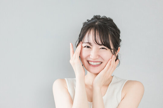 Not the right smile, not the right pause. The grammar of silence in Japan’s high-context culture In a high-context culture, gestures, pauses, and glances carry more meaning than words. How can we learn to understand subtle signals in Japanese culture?