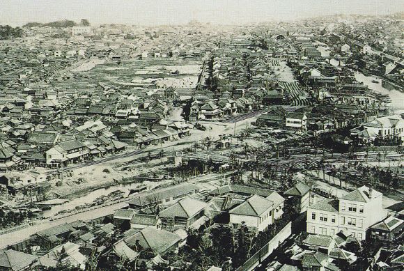 Dawne zdjęcie Akihabary w Tokio, Japonia. Artykuł o dzielnicy Akihabara w Tokio - stolicy japońskiem mangi i anime, retro gamingu, maid cafe - czyli stolicy świata otaku.