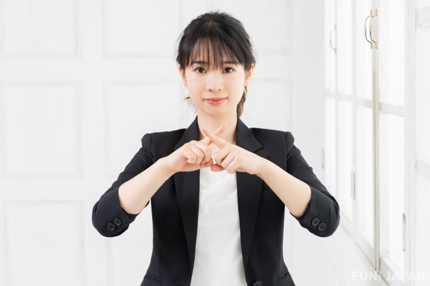 Nie ten uśmiech, nie ta pauza. Gramatyka ciszy w japońskiej kulturze wysokiego kontekstu. W kulturze wysokiego kontekstu gesty, pauzy i spojrzenia niosą więcej znaczeń niż słowa. Jak zrozumieć subtelne sygnały w kulturze Japonii?