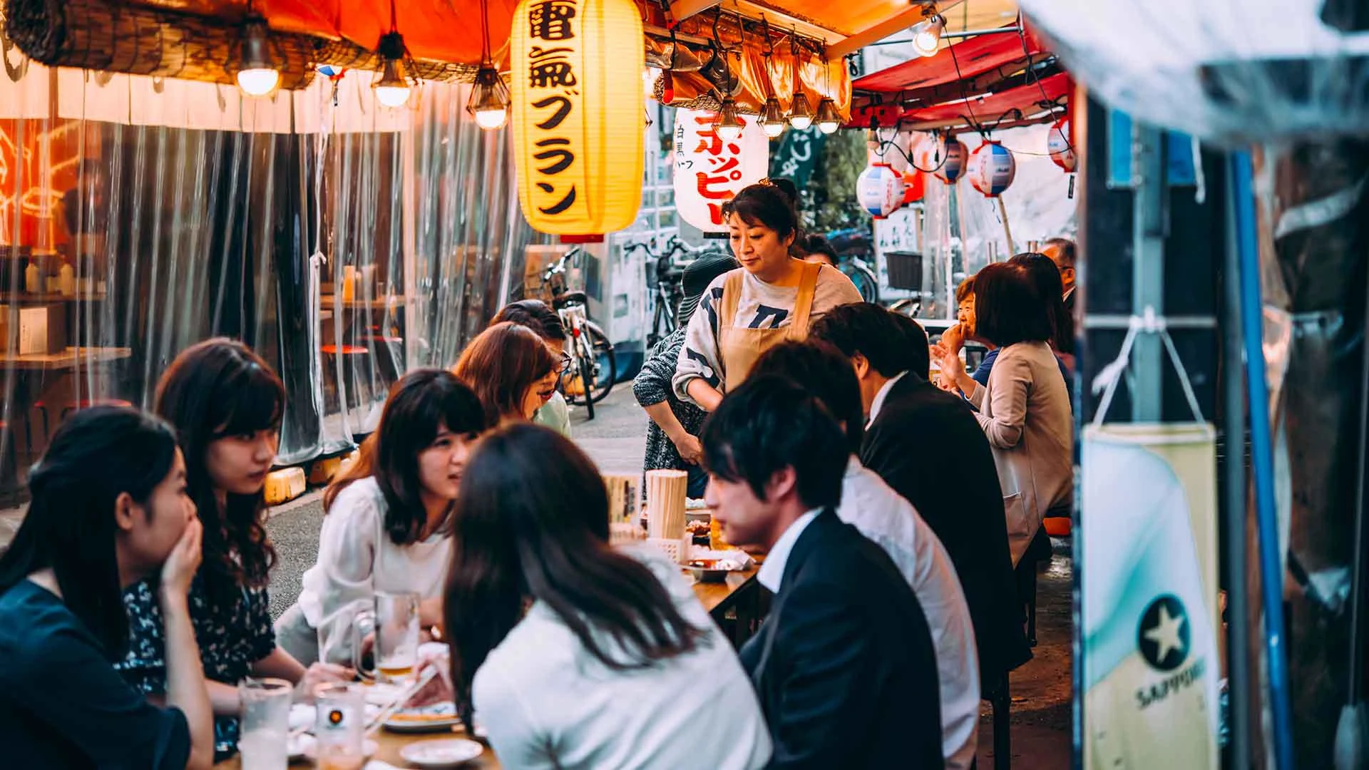 Not the right smile, not the right pause. The grammar of silence in Japan’s high-context culture In a high-context culture, gestures, pauses, and glances carry more meaning than words. How can we learn to understand subtle signals in Japanese culture?