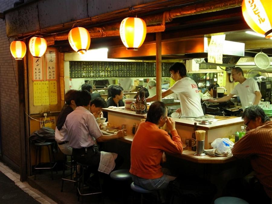 Nie ten uśmiech, nie ta pauza. Gramatyka ciszy w japońskiej kulturze wysokiego kontekstu. W kulturze wysokiego kontekstu gesty, pauzy i spojrzenia niosą więcej znaczeń niż słowa. Jak zrozumieć subtelne sygnały w kulturze Japonii?