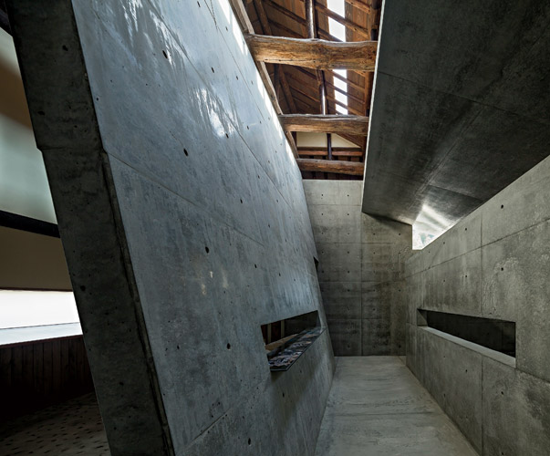 Japońska wyspa Naoshima. Artykuł o japońskiej wyspie sztuki Naoshima, na której można podziwiać japońską sztukę współczesną, Yayoi Kusama, Tadao Ando i innych. Muzeum Benesse Corporation na Naoshimie.