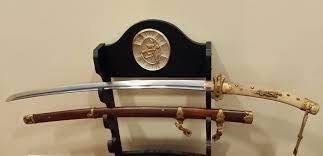 Tachi z okresu Kamakura - miecz pierwszych samurajów.' Esej o historii i ewolucji samurajskiego miecza - jak kultura Japonii doszła do dzisiejszych dzieł sztuki samurajskich katan.