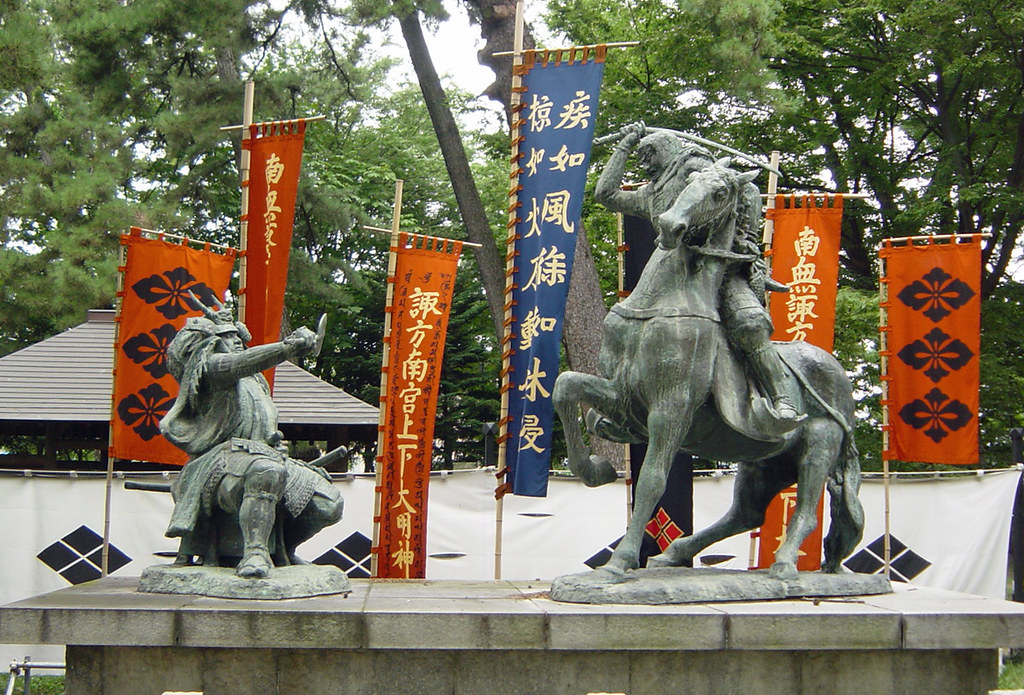 Pomnik: Shingen vs Kenshin Artykuł o 10 przysłowiach / idiomach japońskich - mądrość mono no aware, zen i historii w znakach. Japonia w słowach.