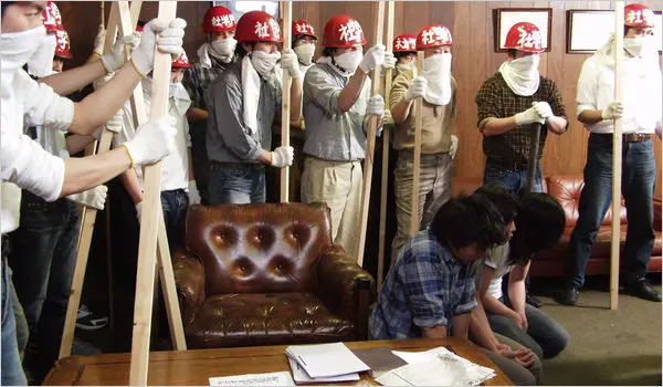 W latach 90. Japanese Red Army skupiło się na treningu i porwaniach. Artykuł o JRA (Japanese Red Army) - ekstremistycznej organizacji terrorystycznej walczącej w imię komunizmu.