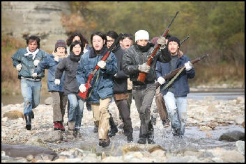 Trening organizacji terrorystycznej Japanese Red Army Artykuł o JRA (Japanese Red Army) - ekstremistycznej organizacji terrorystycznej walczącej w imię komunizmu.