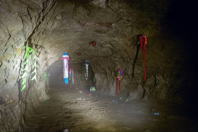 The Forgotten Torii Gate in the Concrete Underground – Amagamine Ochobo Inari An article about the forgotten Inari shrine and its torii gate in the underground tunnels of the Amagamine mountains in Gifu, Japan.