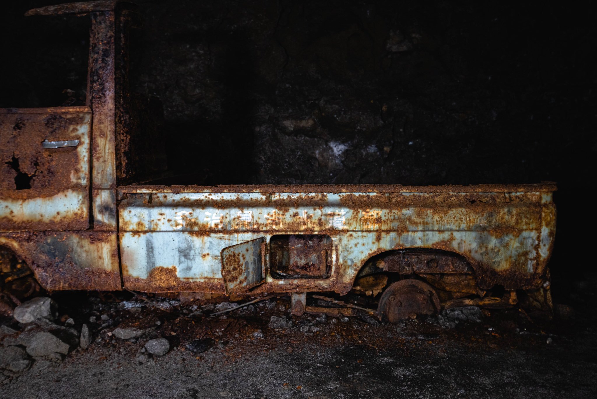 The Forgotten Torii Gate in the Concrete Underground – Amagamine Ochobo Inari An article about the forgotten Inari shrine and its torii gate in the underground tunnels of the Amagamine mountains in Gifu, Japan.
