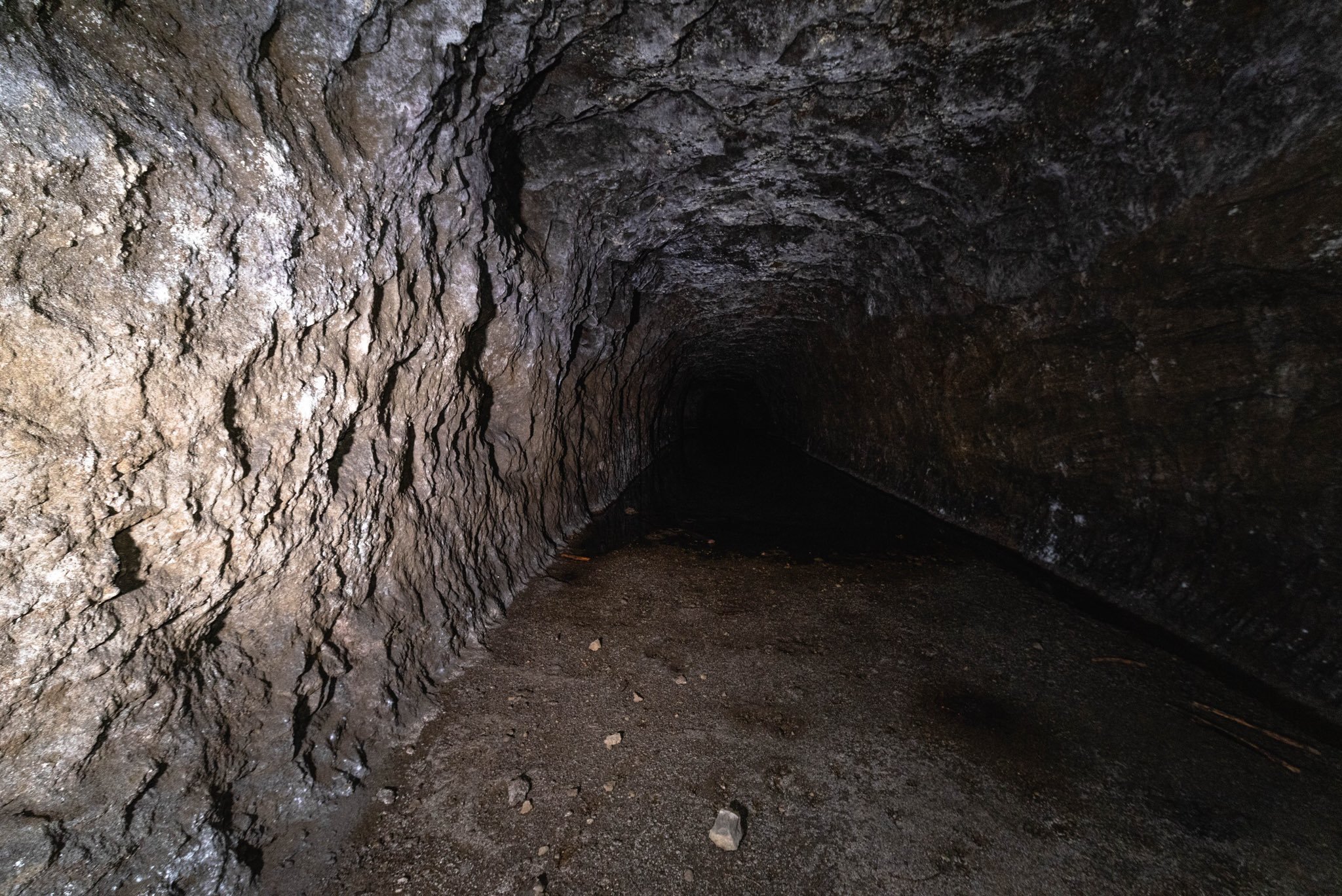 The Forgotten Torii Gate in the Concrete Underground – Amagamine Ochobo Inari An article about the forgotten Inari shrine and its torii gate in the underground tunnels of the Amagamine mountains in Gifu, Japan.