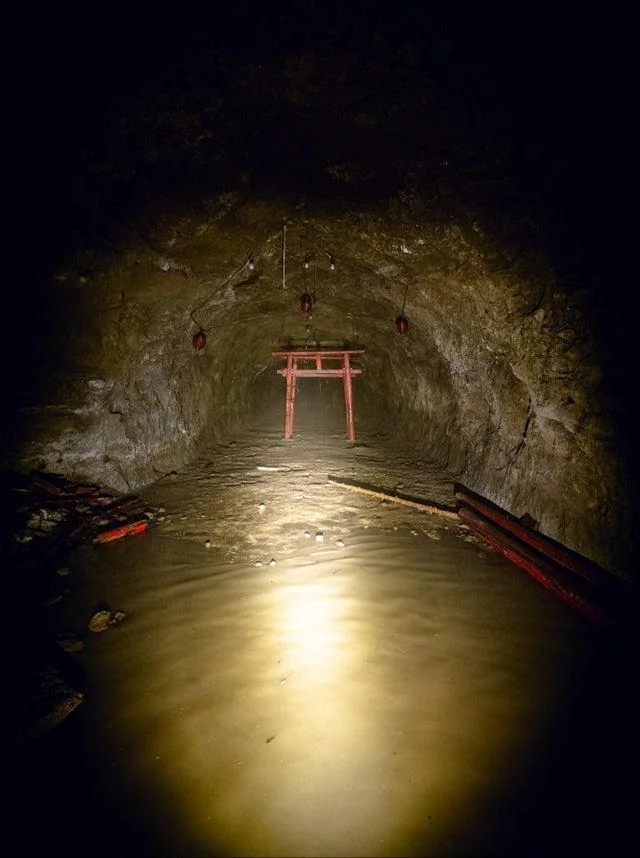 The Forgotten Torii Gate in the Concrete Underground – Amagamine Ochobo Inari An article about the forgotten Inari shrine and its torii gate in the underground tunnels of the Amagamine mountains in Gifu, Japan.