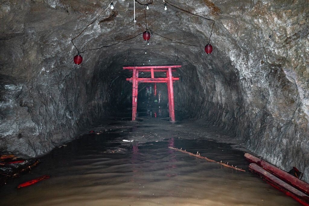 The Forgotten Torii Gate in the Concrete Underground – Amagamine Ochobo Inari An article about the forgotten Inari shrine and its torii gate in the underground tunnels of the Amagamine mountains in Gifu, Japan.
