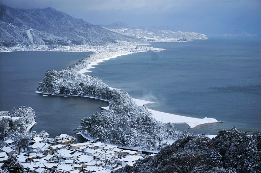 Amano Hashidate zimą Analiza i interpretacja obrazu Amano Hashidate - japońskie sumi-e autorstwa Sesshu Toyo - zen w Niebiańskim Moście z XVI wieku.