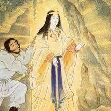 Na początku kobieta była Słońcem – historia Amaterasu Poznaj fascynującą historię Amaterasu, bogini słońca w mitologii japońskiej. Od archeologii i dawnych rytuałów, przez politykę Yamato i ideologię Meiji, aż po feminizm Hiratsuki Raichō i popkulturowe reinterpretacje — odkryj, jak jeden mit kształtował kulturę, tożsamość i wyobraźnię Japonii przez wieki.