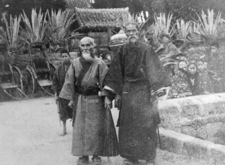 Kumemura. Sztuki walk przyszły na dawną Okinawę pocztą dyplomatyczną Chłopcy z Naha recytowali chińskie elementarze, a ich ojcowie płynęli do Fuzhou służbowo. Kume-mura: dzielnica, przez którą sztuki walki weszły na Okinawę.