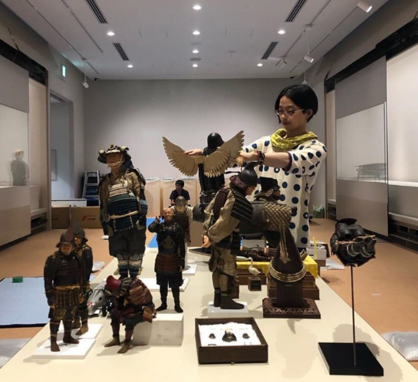 I don’t know who I am or why I’m here – so I put on a samurai armor and start scrolling. Ironic Compassion in the Art of Tetsuya Noguchi Tetsuya Noguchi and the Samurai with a Smartphone – Ironic, Moving Art about Identity, Nostalgia, and a Modern World without Rules