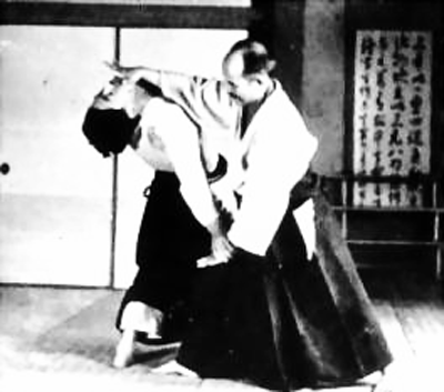 Zdjęcie z XX wieku - jujutsu. Esej o japońskiej szkole Takenoushi-ryu w stylu jujutsu, w którym szkolili się samuraje okresu sengoku w Japonii.