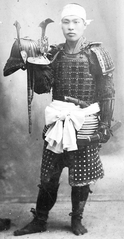 I don’t know who I am or why I’m here – so I put on a samurai armor and start scrolling. Ironic Compassion in the Art of Tetsuya Noguchi Tetsuya Noguchi and the Samurai with a Smartphone – Ironic, Moving Art about Identity, Nostalgia, and a Modern World without Rules