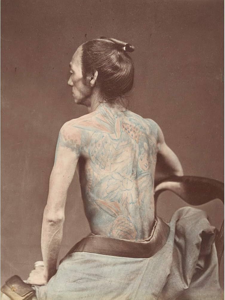 Irezumi na ciele członka yakuzy - stare zdjęcie. Irezumi - tatuaże yakuzy. Czym są, jaka jest ich historia i co je łączy z japońską sztuką ukiyo-e?