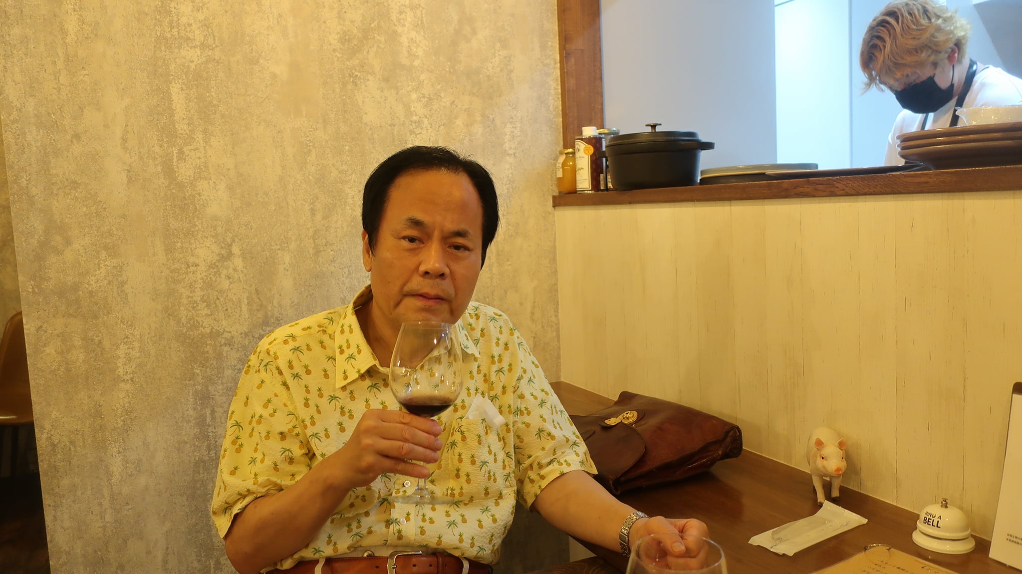 Ban'ya Natsuishi degustujący wino - autor współczesnego haiku. Współczesne haiku Japonii: Esej i interpretacja poezji genkai haiku autorstwa japońskiego poety Ban'ya Natsuishi