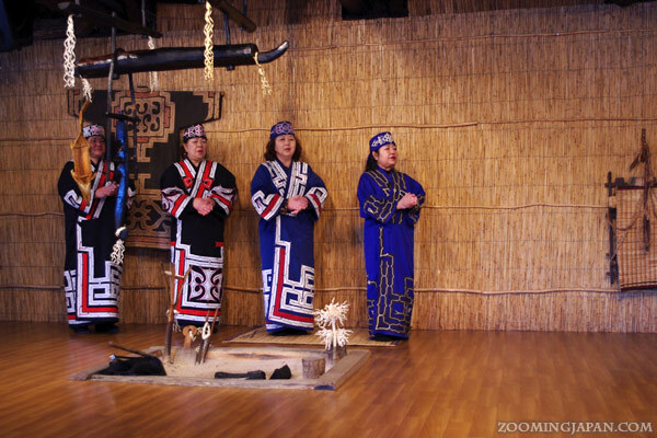 Show ajnuski w muzeum Upopoy Artykuł o ajnuskiej wiosce Shiraoi na Hokkaido - jak żyli Ainu 500 lat temu - spacer przez ajnuską wioskę.