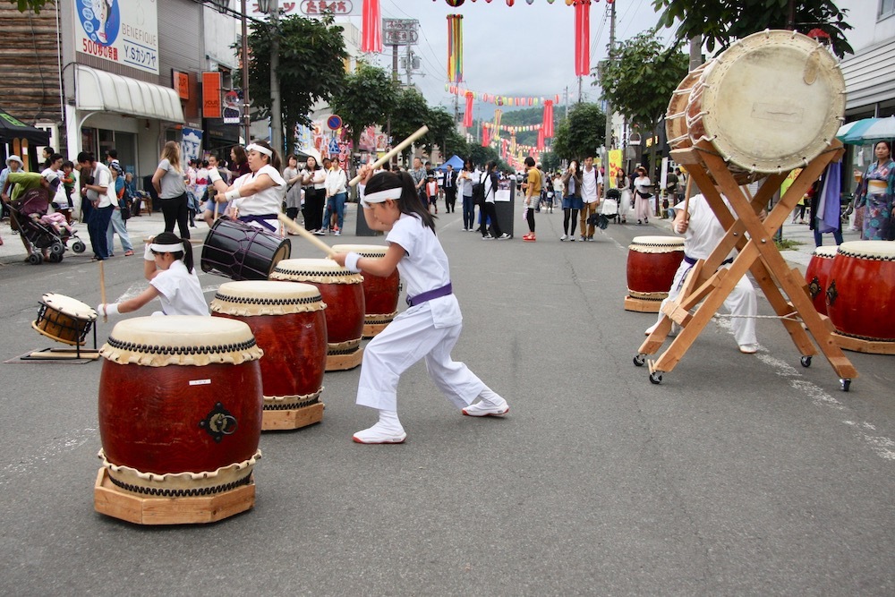 Festiwal ziemniaka w Japonii: kartoflane tańce Jaga Matsuri pod górą Yōtei Poznaj japońskie Jaga Matsuri – niezwykły festiwal ziemniaka w Kutchan na Hokkaidō. Tańce, parady i kartoflana radość u stóp góry Yōtei!