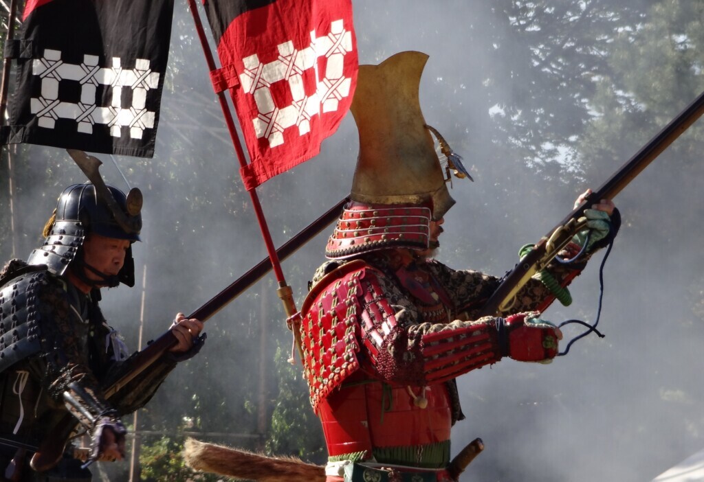 Rappa - Fale zamętu czyli shinobi Fuma Kotaro Poznaj 10 szkół ninja (poprawniej: shinobi) okresów od Heian, przez Sengoku, aż po "bezpiekę" Tokugawów w Edo. Shinobi to nie tylko Iga i Koga...