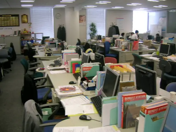 Idziemy na bōnenkai! – wśród Japończyków, w izakayi, pośród niepisanych reguł i rytuałów Firmowe bōnenkai (忘年会) to nie „zwykła impreza”, lecz rytuał domykania roku: izakaya, „kampai”, hierarchia przy stole i kontrolowany luz (無礼講). Scenki z życia, kanji i psychologia relacji w japońskiej pracy.