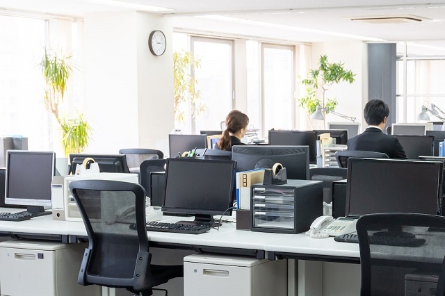 Idziemy na bōnenkai! – wśród Japończyków, w izakayi, pośród niepisanych reguł i rytuałów Firmowe bōnenkai (忘年会) to nie „zwykła impreza”, lecz rytuał domykania roku: izakaya, „kampai”, hierarchia przy stole i kontrolowany luz (無礼講). Scenki z życia, kanji i psychologia relacji w japońskiej pracy.