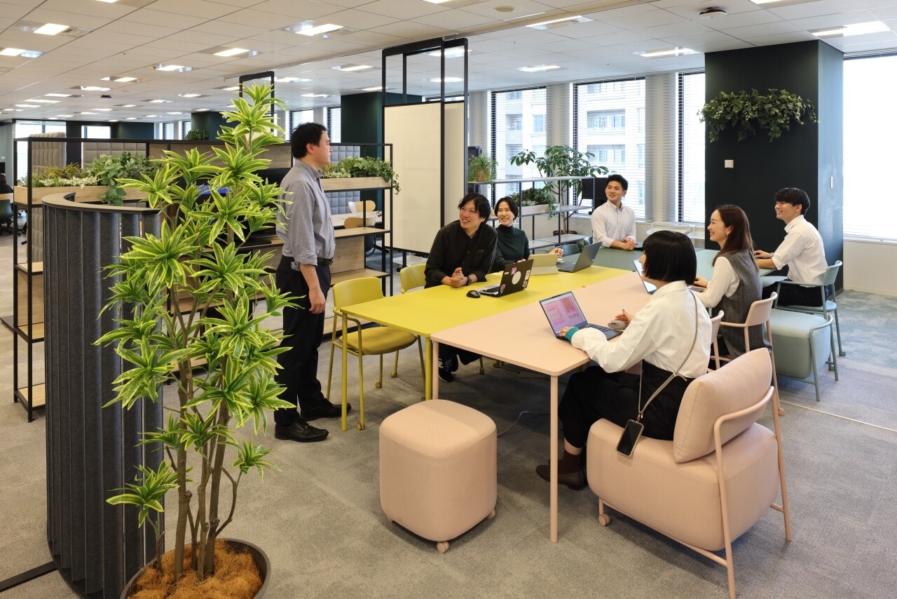 Idziemy na bōnenkai! – wśród Japończyków, w izakayi, pośród niepisanych reguł i rytuałów Firmowe bōnenkai (忘年会) to nie „zwykła impreza”, lecz rytuał domykania roku: izakaya, „kampai”, hierarchia przy stole i kontrolowany luz (無礼講). Scenki z życia, kanji i psychologia relacji w japońskiej pracy.