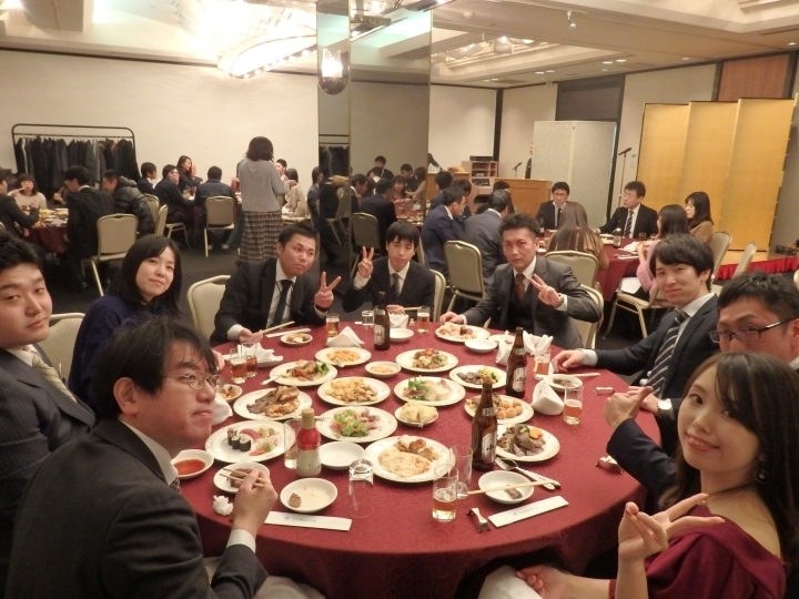 Idziemy na bōnenkai! – wśród Japończyków, w izakayi, pośród niepisanych reguł i rytuałów Firmowe bōnenkai (忘年会) to nie „zwykła impreza”, lecz rytuał domykania roku: izakaya, „kampai”, hierarchia przy stole i kontrolowany luz (無礼講). Scenki z życia, kanji i psychologia relacji w japońskiej pracy.