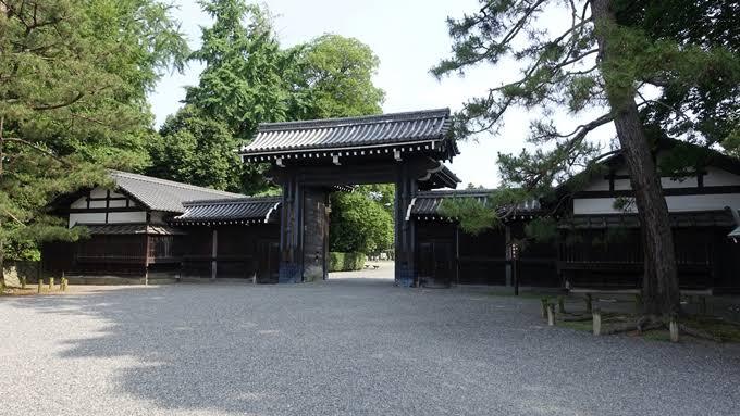 Weekendowy wypad z damami dworu Heian-kyō. Słuchamy kukułki z samą Sei Shōnagon. Heian-kyō, 998: Sei Shōnagon wraca z wyprawy bez jednego wersu. Wymówkę ma po ojcu poecie. Wóz obłożony kwiatami jak żywopłot, ulewa i kukułki drące się nad głową.
