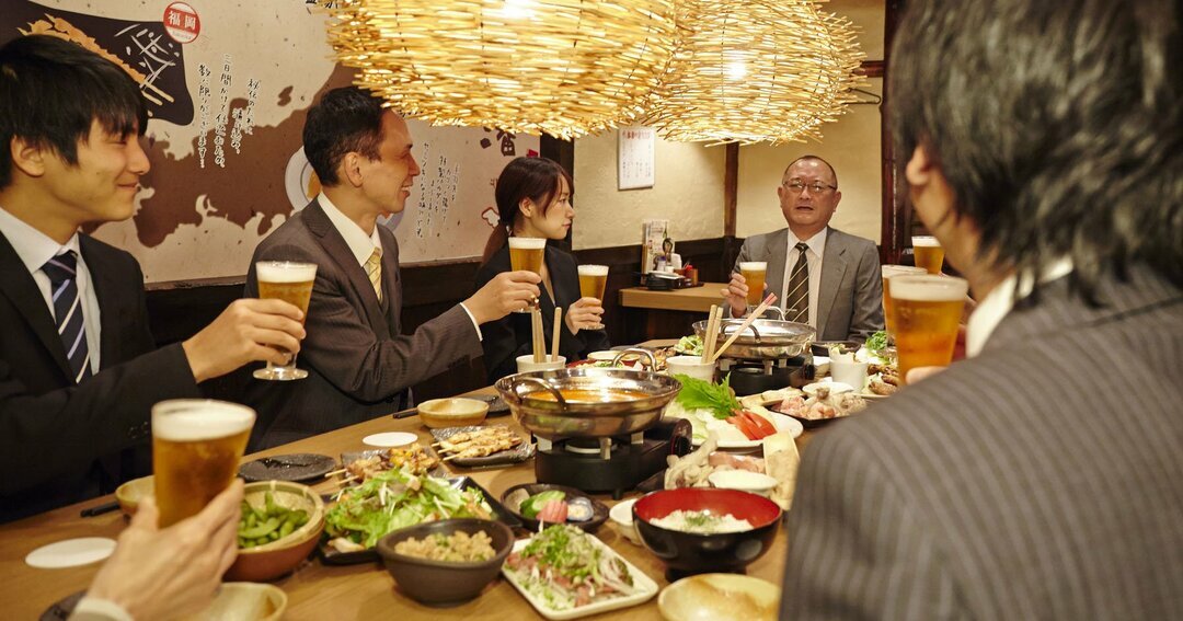 Idziemy na bōnenkai! – wśród Japończyków, w izakayi, pośród niepisanych reguł i rytuałów Firmowe bōnenkai (忘年会) to nie „zwykła impreza”, lecz rytuał domykania roku: izakaya, „kampai”, hierarchia przy stole i kontrolowany luz (無礼講). Scenki z życia, kanji i psychologia relacji w japońskiej pracy.