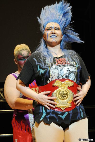 Bull Nakano w zwycięzkim pasie. Artykuł o japońskiej wrestlerce WWF (WWE) z lat 90-tych: Bull Nakano (Keiko Nakano), która weszła do Hall of Fame WWE w 2024.