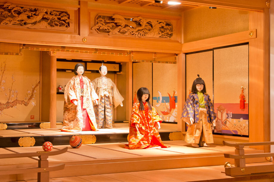 Karakuri Ningyō of Ancient Japan – Wooden Mechanical Robots That Served Tea, Danced, and Wrote Essay about Karakuri Ningyo - Japanese traditional wooden mechanical robots (dolls) from Edo period.