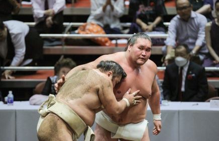 Tachiai (立合い) - jedna sekunda, którą trenuje się przez całe życie Tę jedną sekundę trenuje się całe życie. Tachiai - jedna sekunda, w której rozstrzyga się wszystko. Czego uczy nas japońska walka sumo o momencie decydującym?