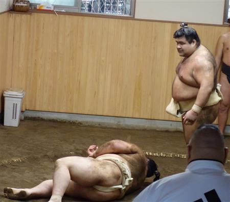 Tachiai (立合い) - jedna sekunda, którą trenuje się przez całe życie Tę jedną sekundę trenuje się całe życie. Tachiai - jedna sekunda, w której rozstrzyga się wszystko. Czego uczy nas japońska walka sumo o momencie decydującym?