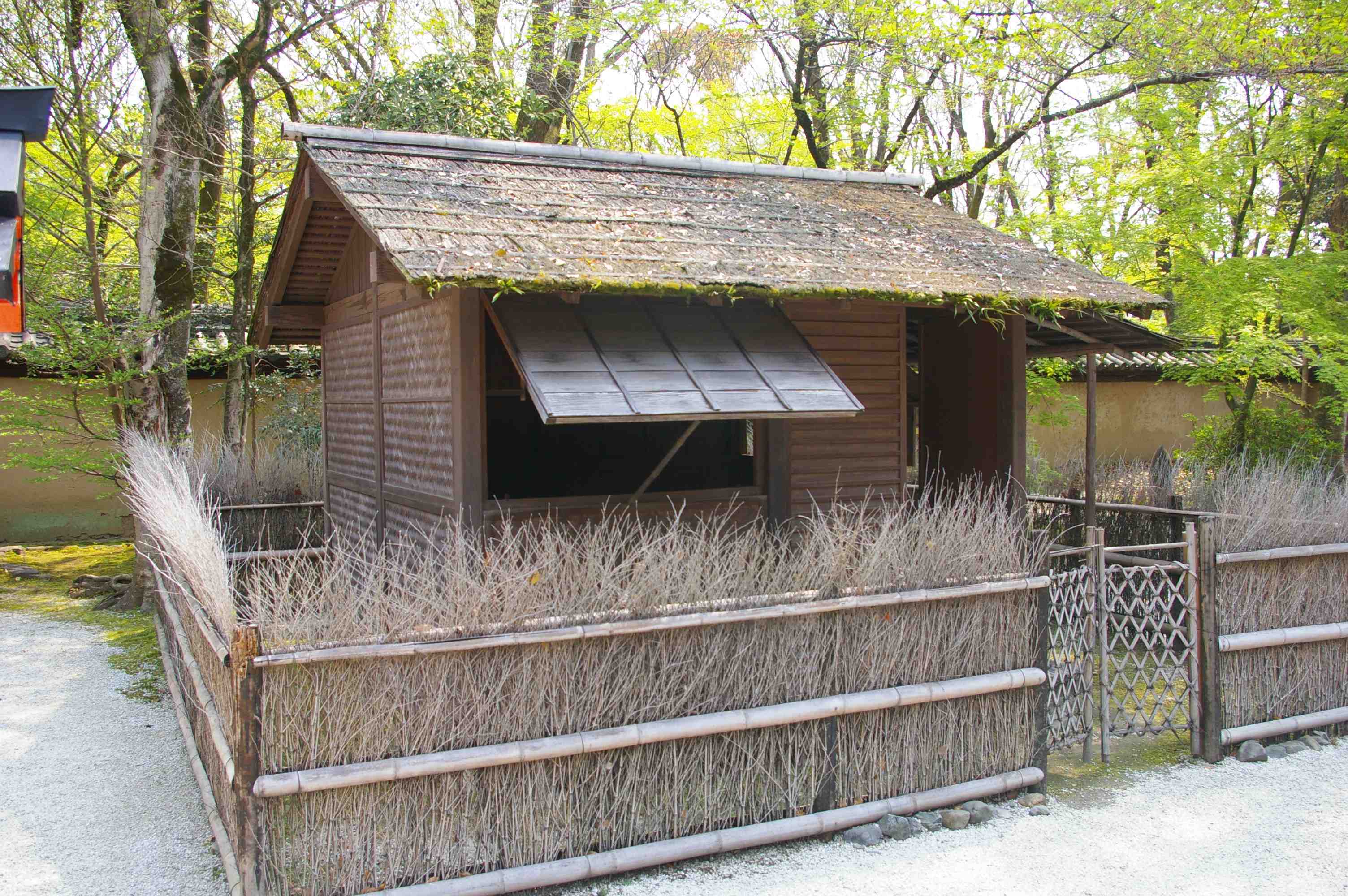 Japanese children know "Hōjōki" by heart – but what can we learn from a monk of the 13th century? "Hōjōki" by Kamo no Chōmei – a Japanese life lesson from 800 years ago, still present in schools. Discover what it can teach us today.