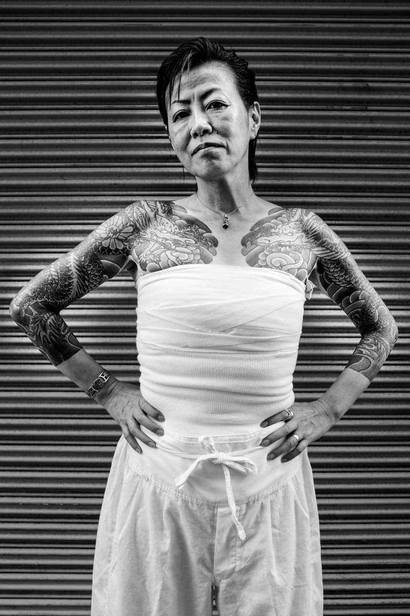 Kobiety yakuzy - pokryte irezumi Artykuł o losie kobiet w japońskiej organizacji przestępczej Yakuza. Legendarne Onna-Oyabun, dzikie uliczne gangsterki czy cierpiące w ciszy skrzywdzone kobiety?