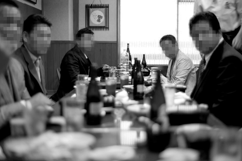 Kolacja szefów yakuzy, Japonia. Artykuł o losie kobiet w japońskiej organizacji przestępczej Yakuza. Legendarne Onna-Oyabun, dzikie uliczne gangsterki czy cierpiące w ciszy skrzywdzone kobiety?