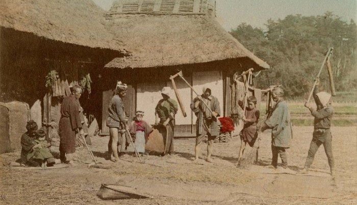 Nie po imieniu – jak Japończycy naprawdę mówią do siebie na co dzień Dlaczego w Japonii rzadko woła się ludzi po imieniu? Artykuł o nazwiskach, -san, sensei, firmowych tytułach i tym, jak język odsłania hierarchię relacji.