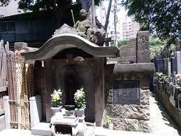 Zdjęcie krypty kobiet z Yoshiwary - Jokanji Artykuł o losie kobiet w Yoshiwarze i ich upamiętnieniu w Jokanji - świątyni wyrzuconych, Tokyo, Arakawa.