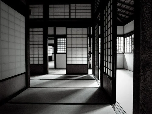 „Pochwała cienia” Tanizakiego – dotknijmy japońskiego piękna półmroku, tak odmiennego od zachodniej estetyki światła Jak Japończycy widzą piękno półmroku? Tanizaki w „Pochwale cienia” pokazuje różnicę między estetyką Japonii a zachodnią obsesją światła.