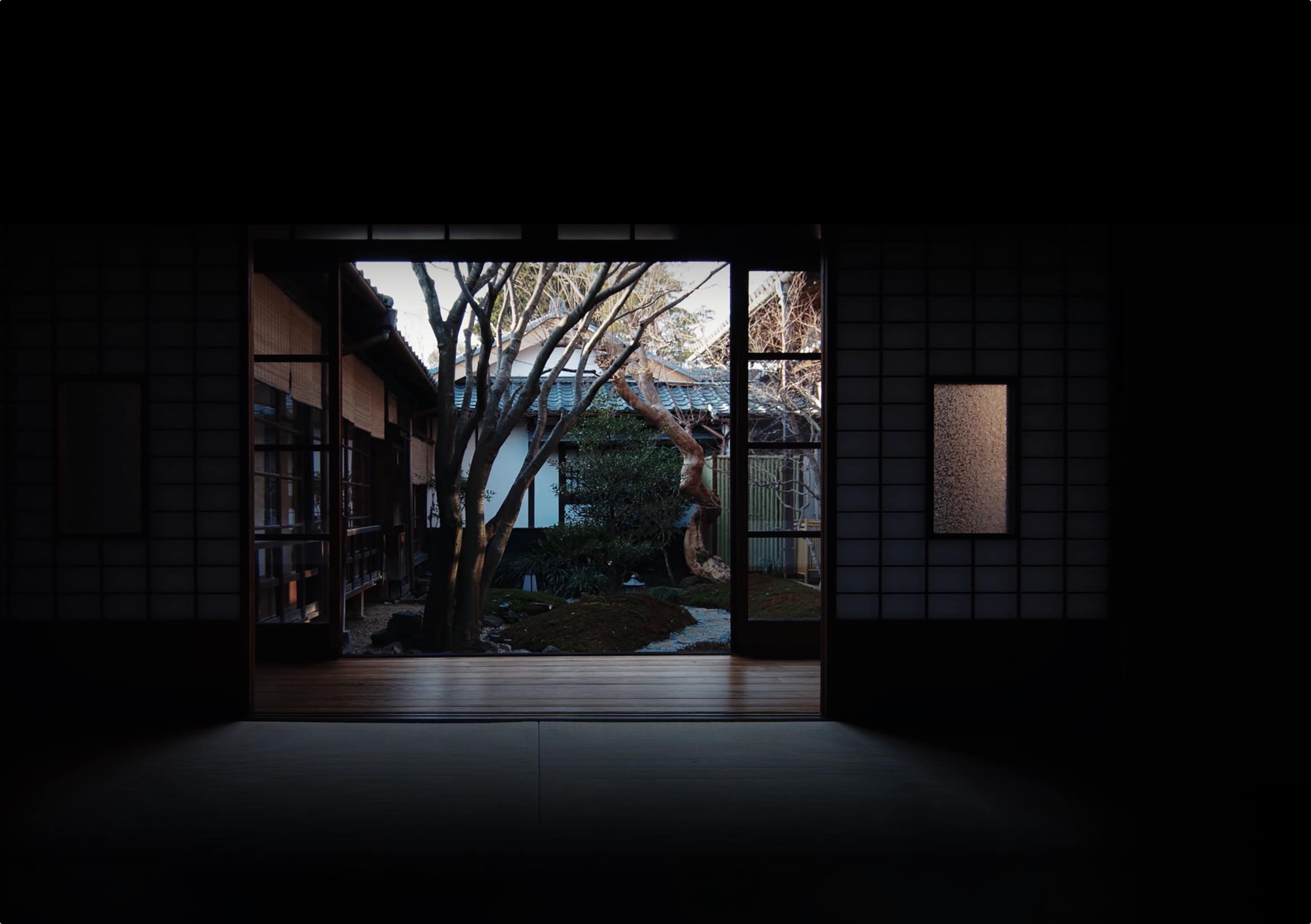 „Pochwała cienia” Tanizakiego – dotknijmy japońskiego piękna półmroku, tak odmiennego od zachodniej estetyki światła Jak Japończycy widzą piękno półmroku? Tanizaki w „Pochwale cienia” pokazuje różnicę między estetyką Japonii a zachodnią obsesją światła.