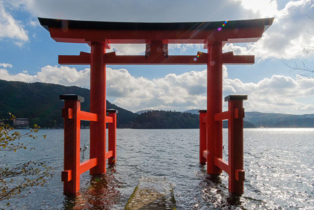 Brama torii na wodzie, Japonia Symbolika trzech podstawowych kolorów w kulturze Japonii - czerwieni ako, bieli shiro i czerni kuro.