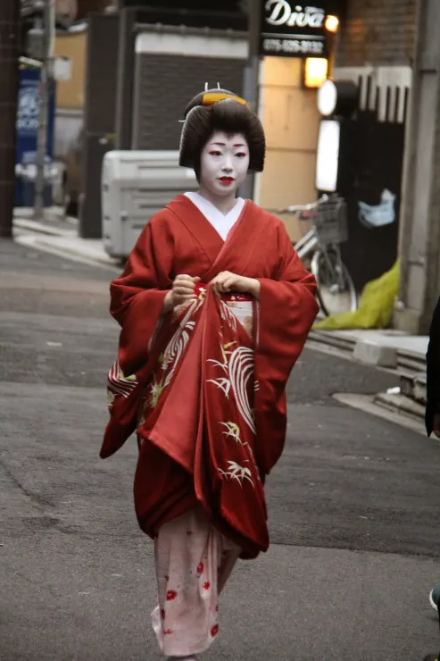 Czerwone kimono geishy Symbolika trzech podstawowych kolorów w kulturze Japonii - czerwieni ako, bieli shiro i czerni kuro.