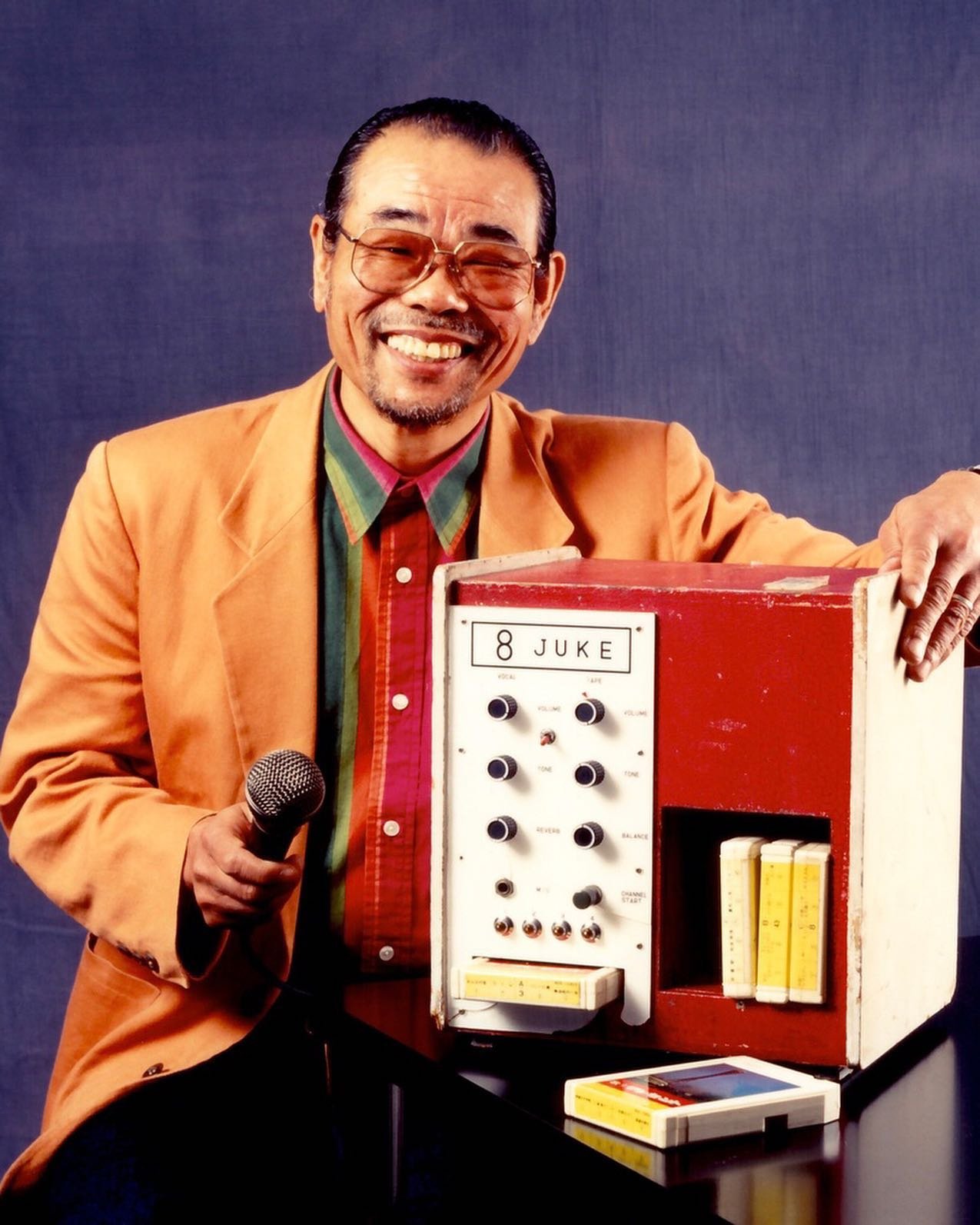 Daisuke Inoue - japoński inżynier, który stworzył karaoke Artykuł o kulturze karaoke w Japonii - jaka jest jego historia oraz współczesny charakter.